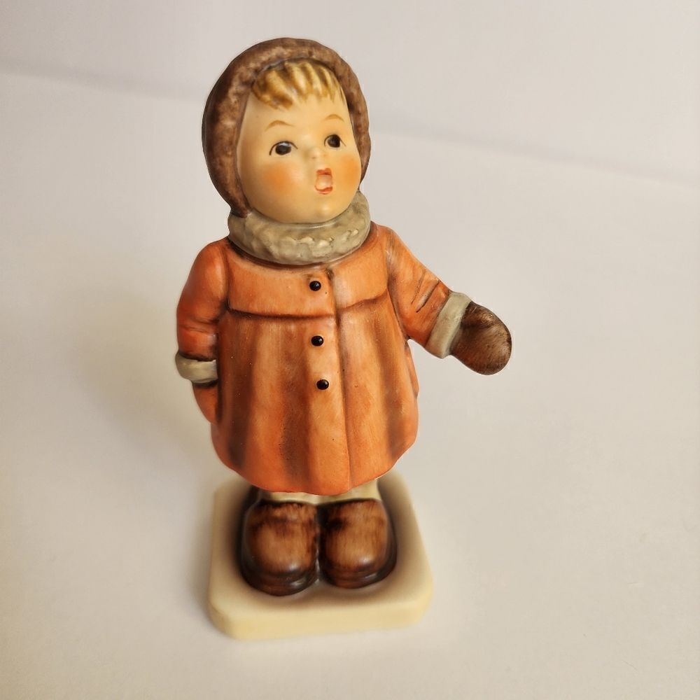 Goebel Hummel 4¼” Girl Figurine "Winter Song (Winterlied)” Hum-476 Made Germany